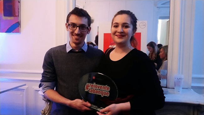 Etienne DECOURSELLE et Lauréline MARQUEGNIES avec le trophée #REINVENTETABANQUE