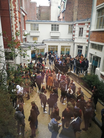 La cour se remplit