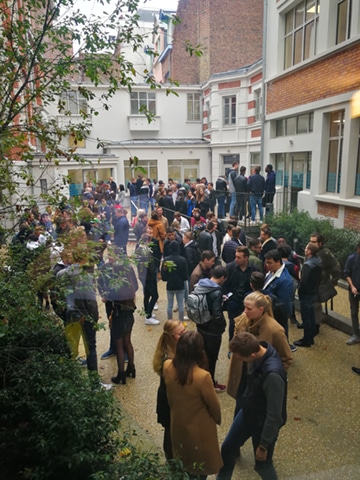La cour se remplit